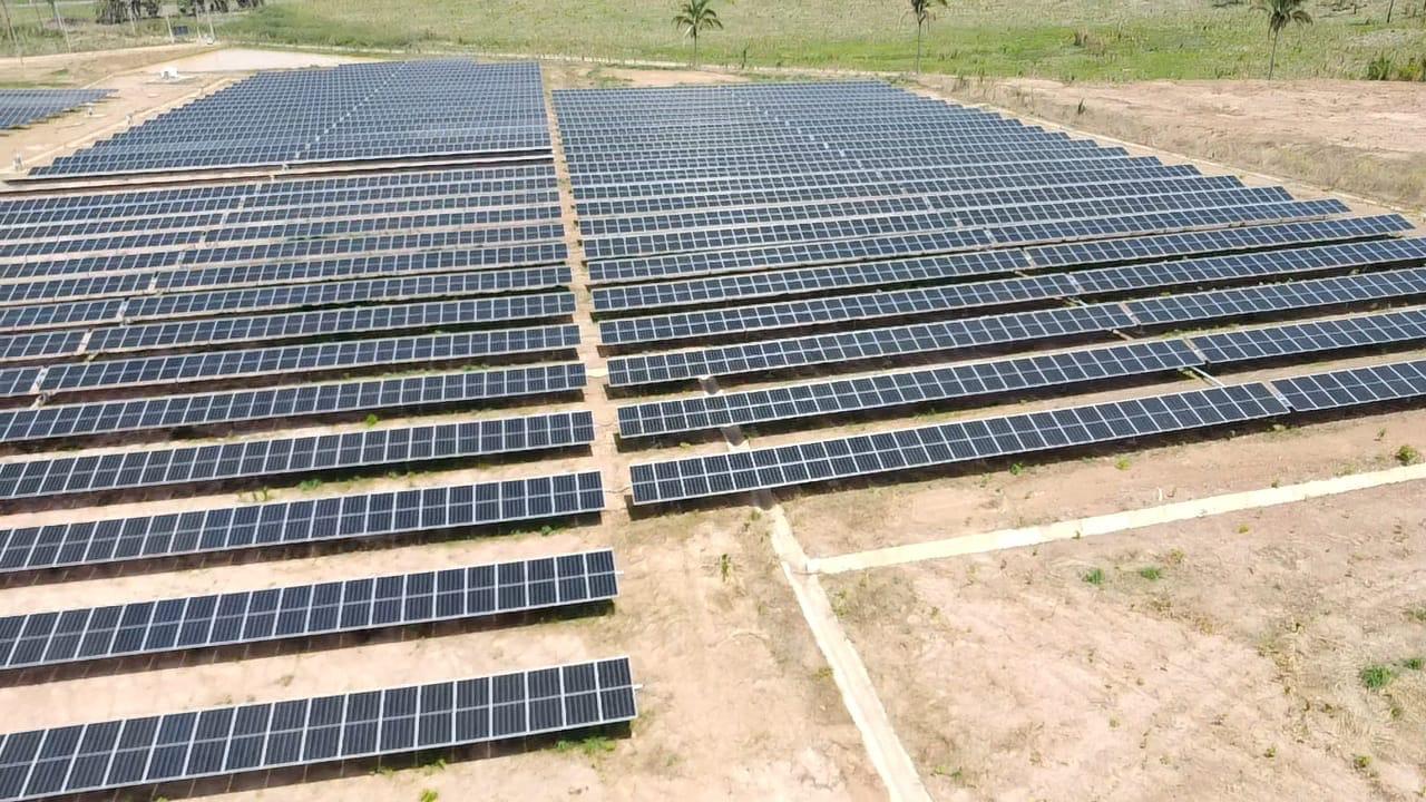 Vista aérea de uma usina fotovoltaica atendida em campo