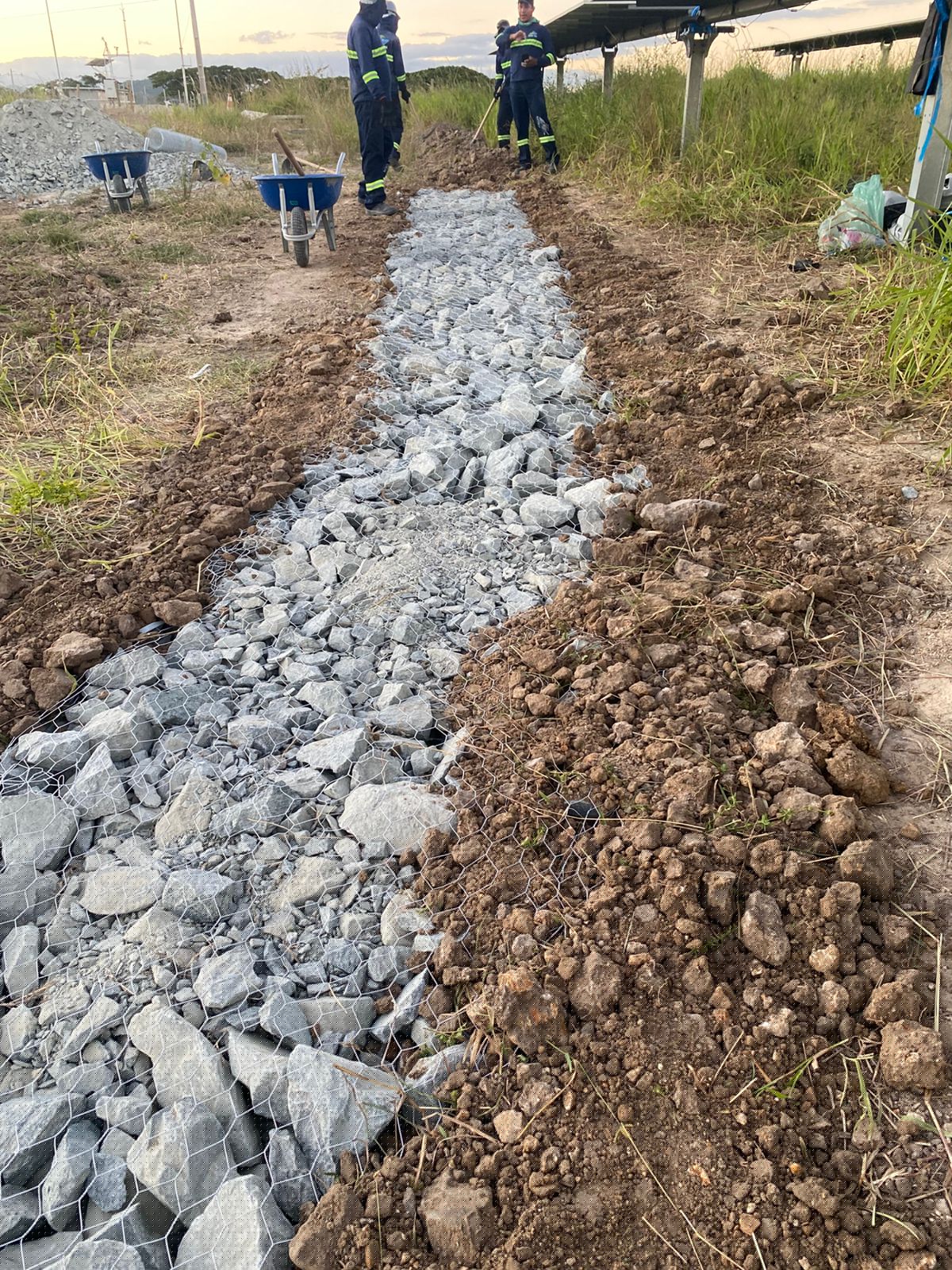 Canal de drenagem protegido com enrocamento em usina solar